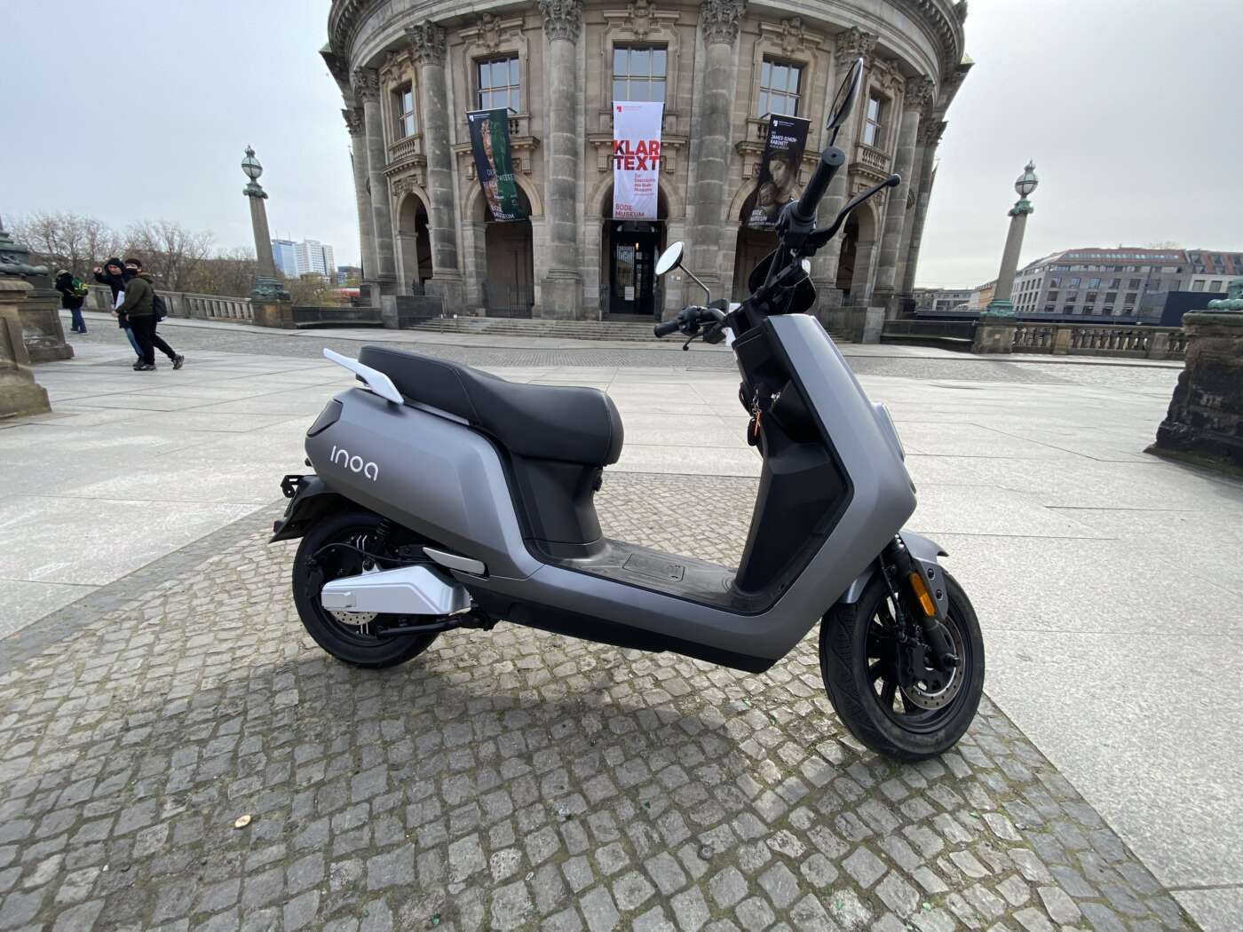 Ich hatte ja schon kurz berichtet, dass ich mich nach der ersten Probefahrt spontan für den Kauf eines Inoa Sli5 Elektrorollers aus dem Hause Nova-Motors entschieden habe. Diesen werde ich zukünftig zum beruflichen Pendeln in Berlin einsetzen.